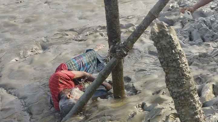 কয়রা নদীর চরে বাঁশের খুঁটির সঙ্গে শিকলে বাঁধা মরদেহ উদ্ধার